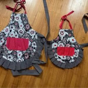 Mommy and Me kids and adult mom apron! Used maybe once! Like new condition!
